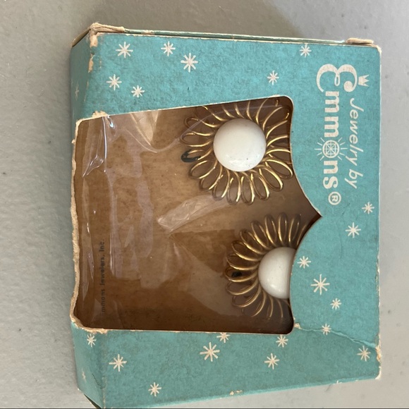 EMMONS VTG 1950s  Gold Tone and White Clip On Sri in Original Box! - Picture 15 of 16